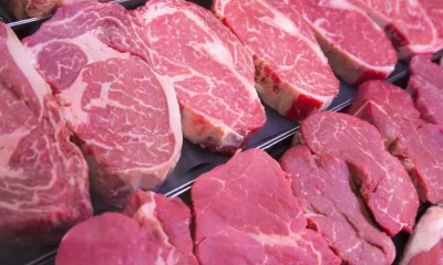 Bifes de carne bovina expostos em uma prateleira de mercado. (Foto: cartacapital.com.br)