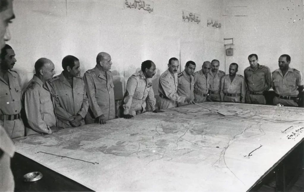 Militares egípcios analisam mapa estratégico durante a Guerra de 6 de Outubro de 1973. (Foto: Wikimedia Commons)