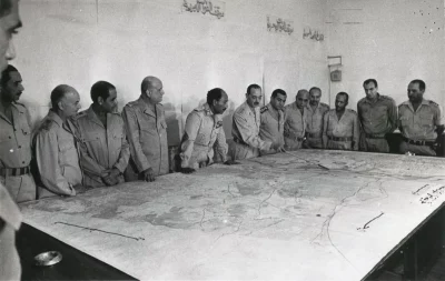 Militares egípcios analisam mapa estratégico durante a Guerra de 6 de Outubro de 1973. (Foto: Wikimedia Commons)