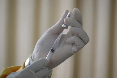 Profissional de saúde prepara dose de vacina em unidade médica. (Foto: www.medicaldaily.com)