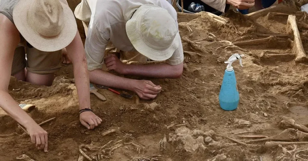 Arqueólogos trabalham em escavação de sítio com restos humanos antigos. (Foto: cbsnews.com)