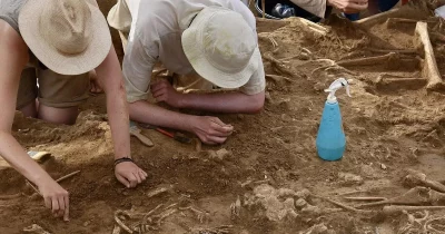 Arqueólogos trabalham em escavação de sítio com restos humanos antigos. (Foto: cbsnews.com)