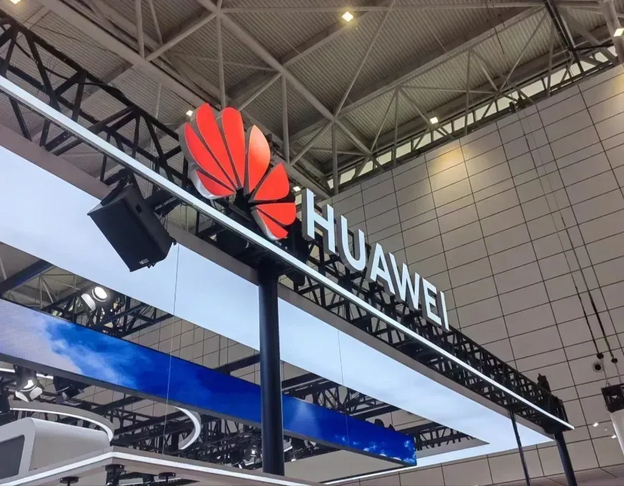 Logotipo da Huawei em destaque durante a conferência INSPIRE, realizada em Xangai, destacando a presença da empresa no evento