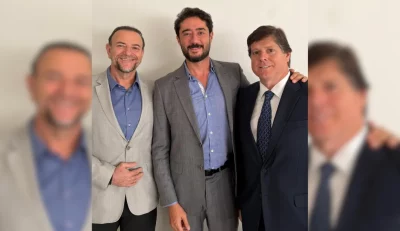 Três homens em reunião formal, identificados como membros do PT e MDB, discutem alianças políticas. (Foto: cartacapital.com.b