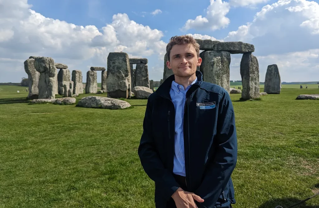 Pesquisador da Curtin University posa em frente a Stonehenge, no Reino Unido. (Foto: phys.org)