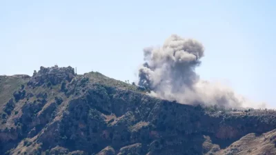 Explosão em área montanhosa no sul do Líbano, com nuvens de fumaça visíveis. (Foto: en.mehrnews.com)
