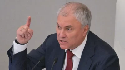 Parlamentar russo discursa durante evento oficial. (Foto: rt.com)