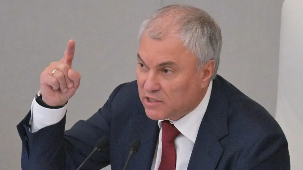 Parlamentar russo discursa durante evento oficial. (Foto: rt.com)