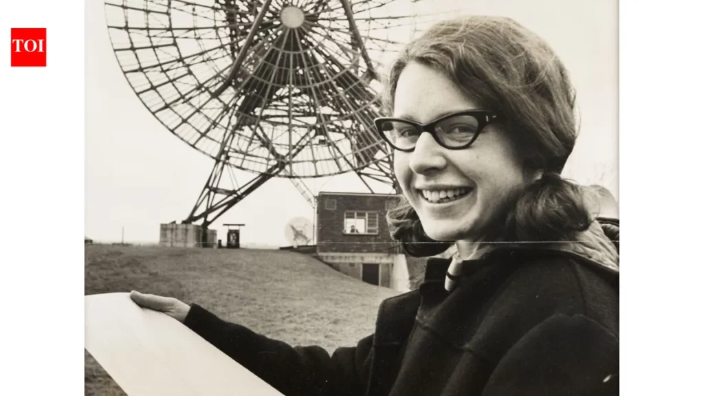 Jocelyn Bell Burnell, estudante de doutorado, posa em frente a um radiotelescópio. (Foto: timesofindia.indiatimes.com)