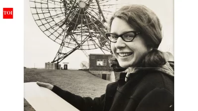 Jocelyn Bell Burnell, estudante de doutorado, posa em frente a um radiotelescópio. (Foto: timesofindia.indiatimes.com)