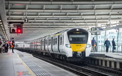 Trem de passageiros na plataforma de uma estação, com passageiros aguardando. (Foto: railwaygazette.com)