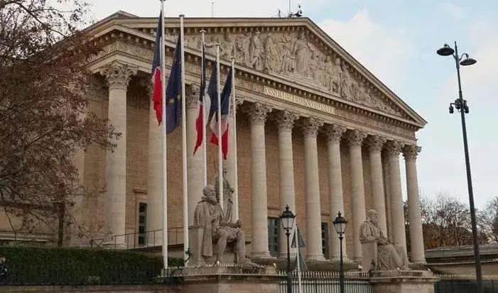 Fachada da Assembléia Nacional francesa, com bandeiras hasteadas e estátuas em frente. (Foto: ultimasnoticias.com.ve)