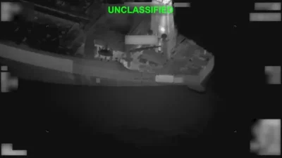 Imagem de um navio no mar à noite, com marcação "UNCLASSIFIED" na parte superior. (Foto: actualidad.rt.com)
