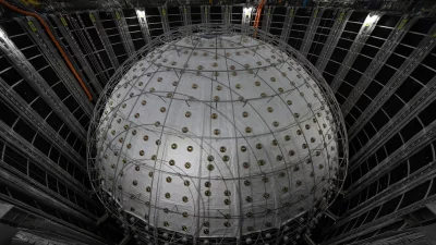 Interior do detector subterrâneo de partículas no Observatório Neutrino de Jiangmen, na China. (Foto: abcnews.com)