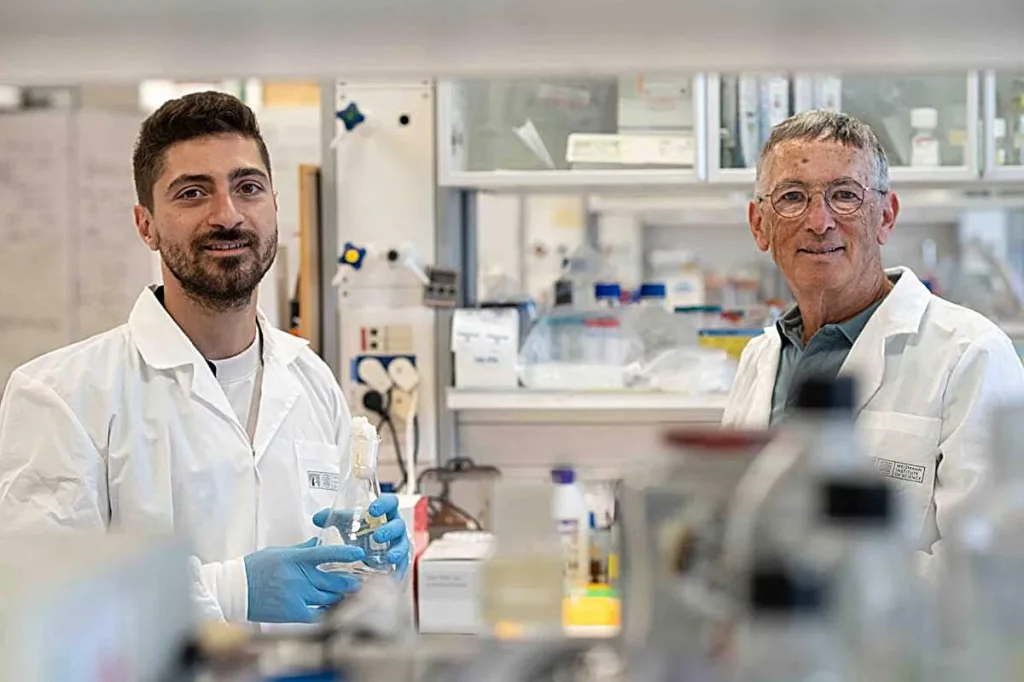 Dois cientistas em laboratório analisam amostras, em pesquisa sobre evolução viral. (Foto: phys.org)