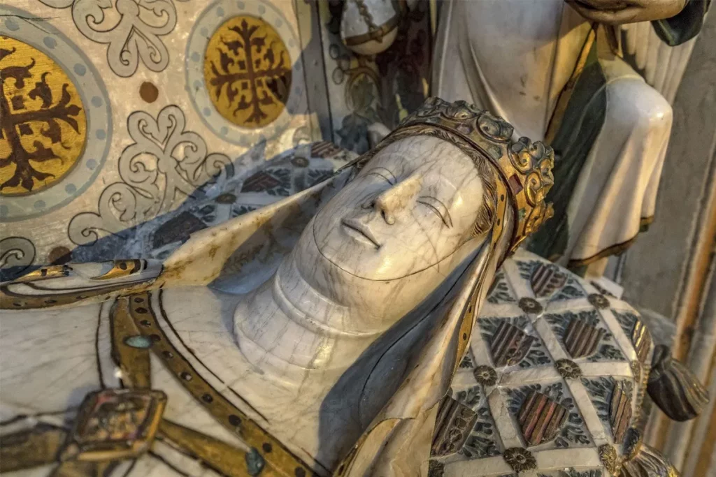 Estátua de Elisenda de Montcada, rainha do século XIV, em sepulcro decorado no mosteiro da Espanha. (Foto: smithsonianmag.com