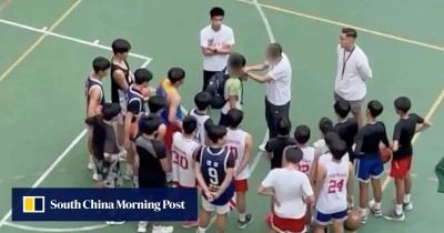 Treinador de basquete em Hong Kong é visto repreendendo um jogador durante treino, em vídeo que gerou controvérsia.