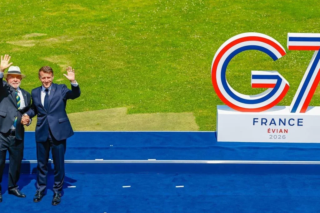Presidente Lula e presidente francês Emmanuel Macron acenam durante evento do G7 em Évian-les-Bains, França. (Foto: www.metro