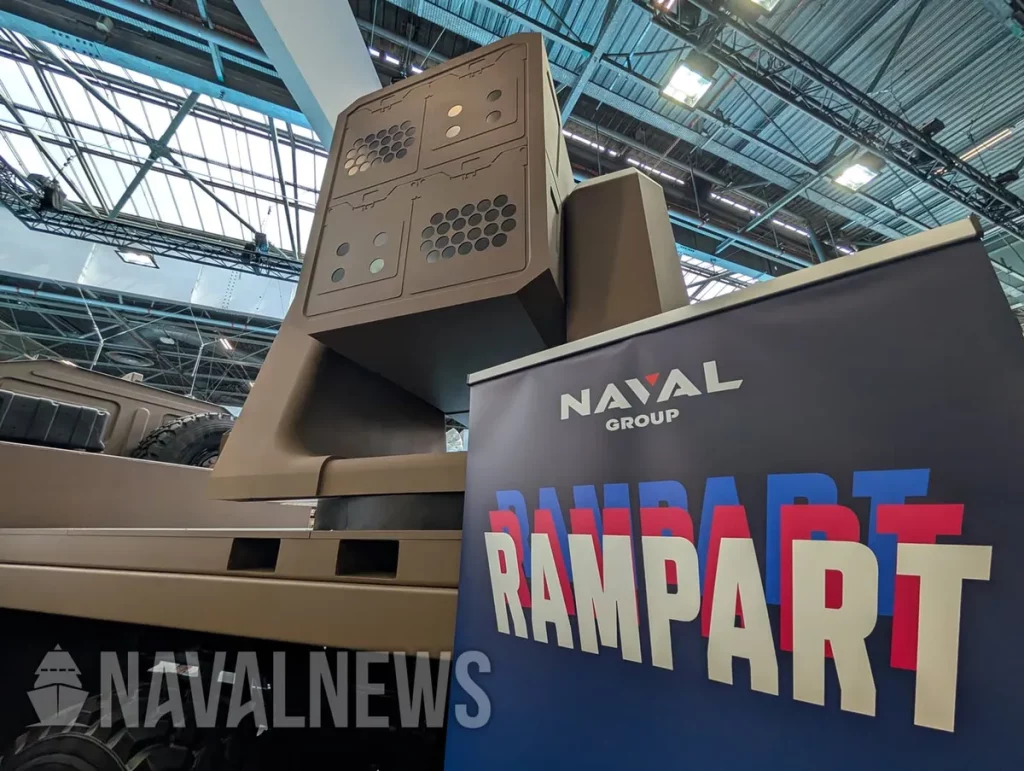 Sistema Rampart da Naval Group é exibido em veículo durante evento militar. (Foto: navalnews.com)