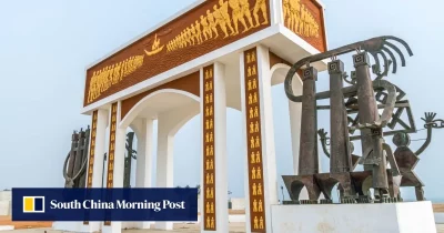 Monumento no porto histórico de Ouidah, Benin, onde a China está ajudando a transformar o antigo centro de tráfico de escravo