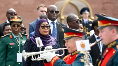 Presidente Samia Suluhu Hassan observa apresentação de banda militar em visita oficial à Rússia. (Foto: rt.com)