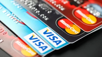 Diversas cartões de crédito Visa e Mastercard são exibidos em close-up. (Foto: actualidad.rt.com)