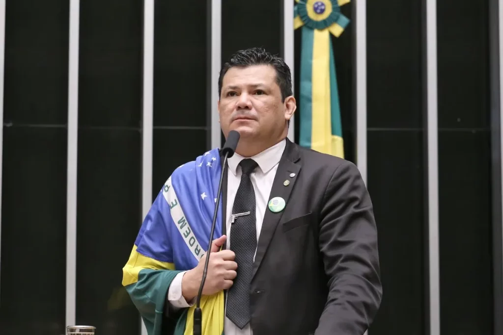 Deputado Gilvan da Federal discursa no Congresso Nacional, com bandeira do Brasil sobre o ombro. (Foto: metropoles.com)