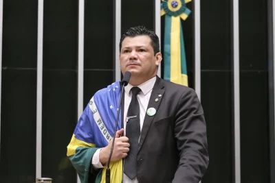 Deputado Gilvan da Federal discursa no Congresso Nacional, com bandeira do Brasil sobre o ombro. (Foto: metropoles.com)