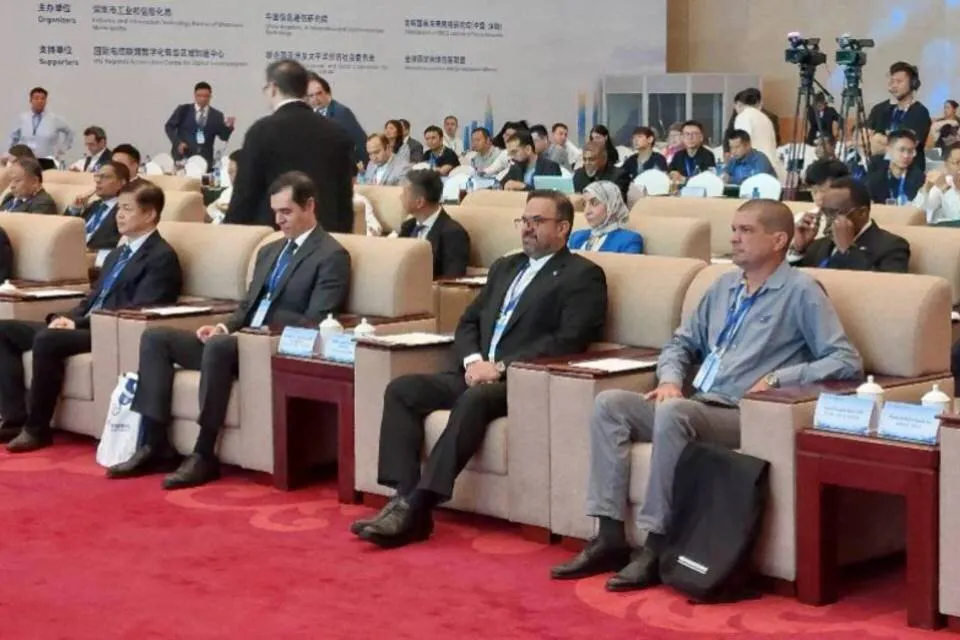 Representantes internacionais participam do Fórum de Inovação em Redes BRICS 2026, em Shenzhen. (Foto: tehrantimes.com)