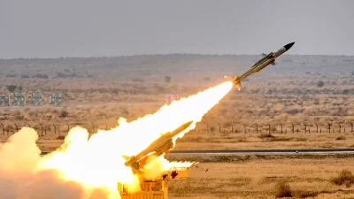 Índia realiza teste de lançamento do míssil LRLACM em área desértica. (Foto: rt.com)