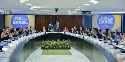 Presidente Lula discursa em reunião ministerial no Palácio do Planalto, com ministros aplaudindo. (Foto: operamundi.uol.com.b