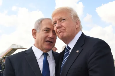 Donald Trump e Benjamin Netanyahu durante encontro oficial, ilustrando discussões sobre políticas regionais e relações entre