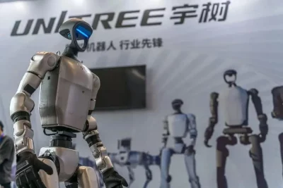 Robô humanoide da Unitree em exposição, destacando a liderança da empresa no setor de robótica avançada.