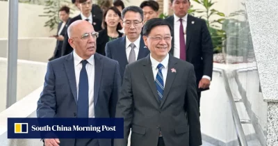 Chefe Executivo de Hong Kong, John Lee Ka-chiu, durante visita a universidade no Cazaquistão, em evento que fortalece laços a