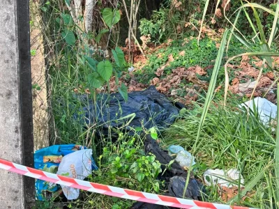 Bolsa encontrada em área de mata no bairro Jardim Europa, isolada pela polícia. (Foto: g1.globo.com)