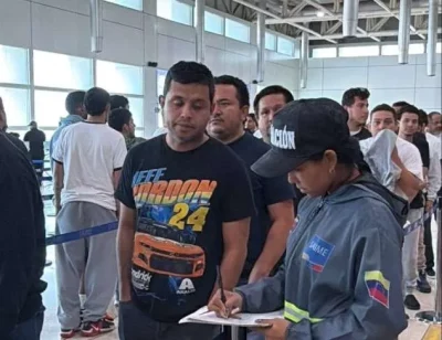 Migrantes venezolanos aguardam procedimentos no Aeroporto Internacional de Maiquetía, La Guaira. (Foto: ultimasnoticias.com.v