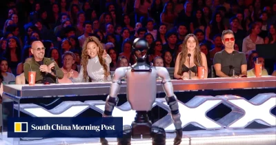 Robô da Unitree se apresenta no palco do America’s Got Talent, recebendo aplausos do público e dos jurados.