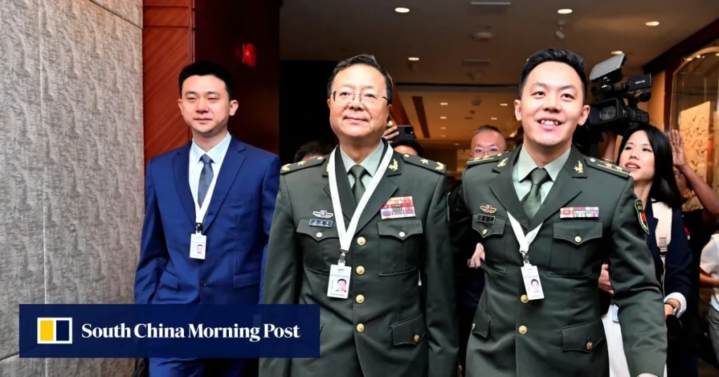 Membros da delegação chinesa no Diálogo de Shangri-La, incluindo o Major General Meng Xiangqing, durante o evento em Singapur