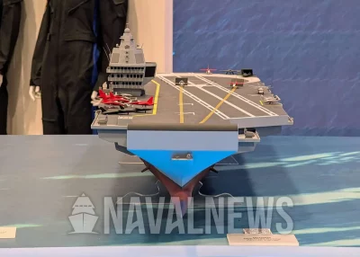 Maquete do porta-aviões MUGEM da Marinha turca exibida em evento naval. (Foto: navalnews.com)