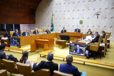 Ministros do Supremo Tribunal Federal durante sessão no plenário, com bandeira do Brasil ao fundo. (Foto: cartacapital.com.br