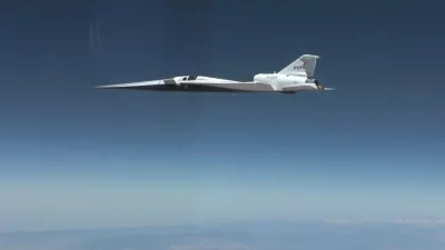 O avião X-59 da NASA em voo, com o céu azul ao fundo. (Foto: space.com)