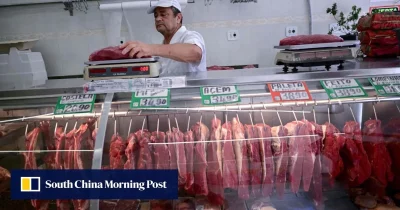 Vendedor pesa carne em açougue, ilustrando a expansão das exportações de carne bovina brasileira para a China.