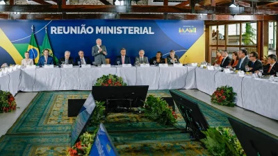 Presidente Lula preside reunião ministerial no Palácio do Planalto, com ministros ao redor de mesa. (Foto: cartacapital.com.b