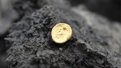 Moeda de ouro antiga encontrada em sítio arqueológico na República Tcheca. (Foto: www.ecoticias.com)