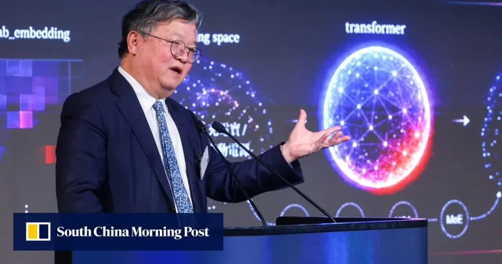Homem discursando em evento sobre IA, com visualização de rede neural no fundo