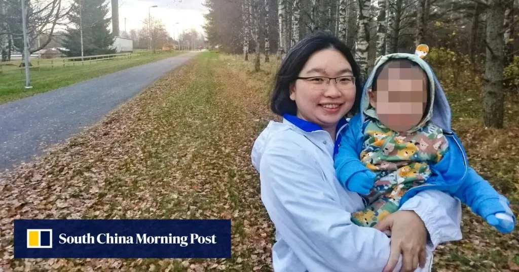 Mãe segura sua filha em um parque, com o rosto da criança protegido por pixelização, em foto publicada pelo South China Morni