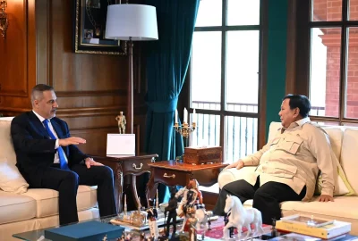 O ministro turco Hakan Fidan e o presidente indonésio Prabowo Subianto durante reunião em Jakar'. (Foto: aljazeera.com)