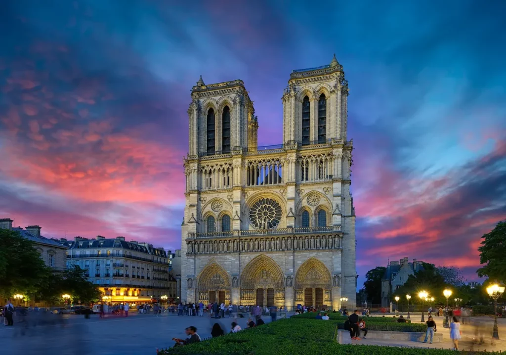 Catedral de Notre Dame em Paris, com turistas na praça diante da fachada durante o crepúsculo. (Foto: olhardigital.com.br)