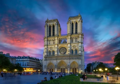 Catedral de Notre Dame em Paris, com turistas na praça diante da fachada durante o crepúsculo. (Foto: olhardigital.com.br)
