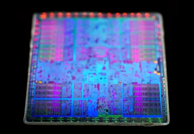 Chip de computador com circuitos multicoloridos em destaque. (Foto: Wikimedia Commons)